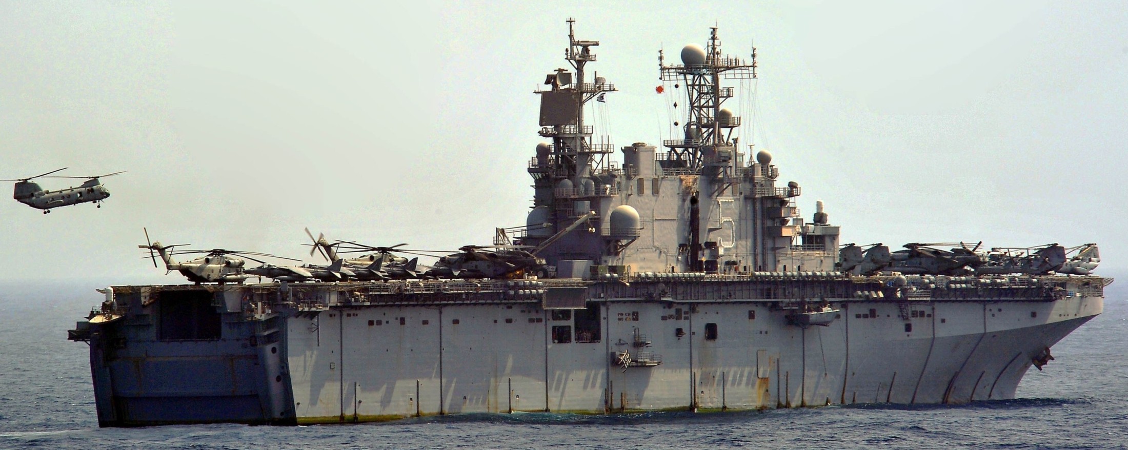 lha-5 uss peleliu tarawa class amphibious assault ship landing helicopter us navy hmm-364(rein) marines 5th fleet aor 86