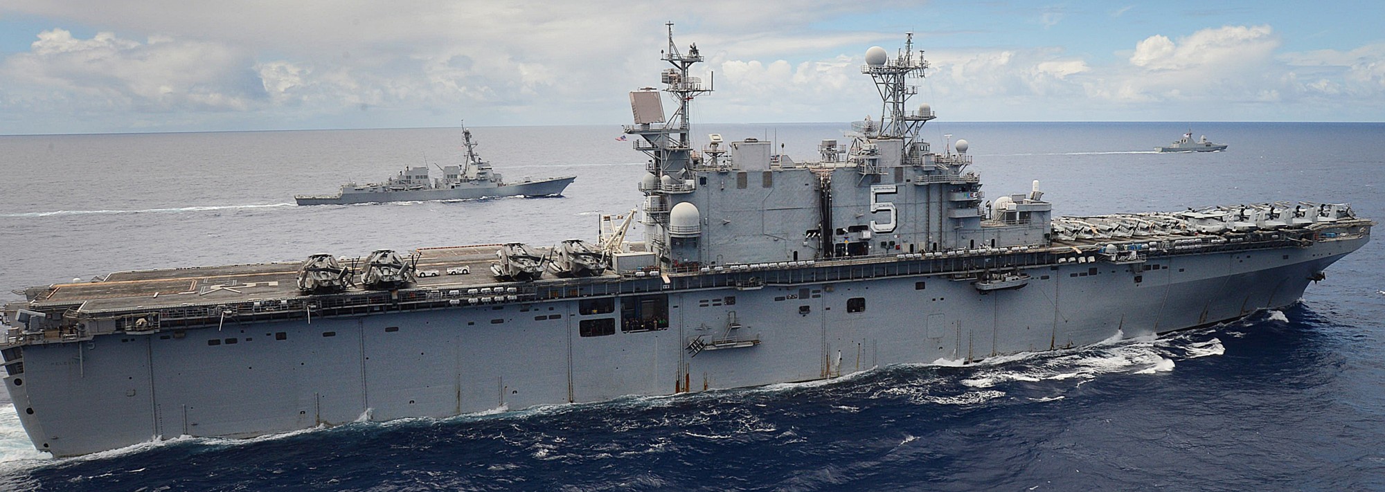 lha-5 uss peleliu tarawa class amphibious assault ship landing helicopter us navy rimpac 2014 110