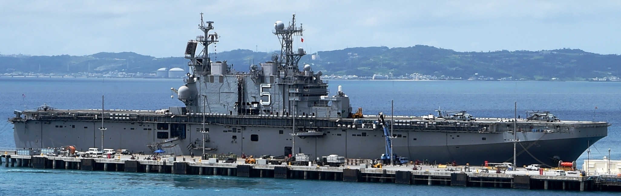 lha-5 uss peleliu tarawa class amphibious assault ship landing helicopter us navy naval base white beach okinawa japan 128