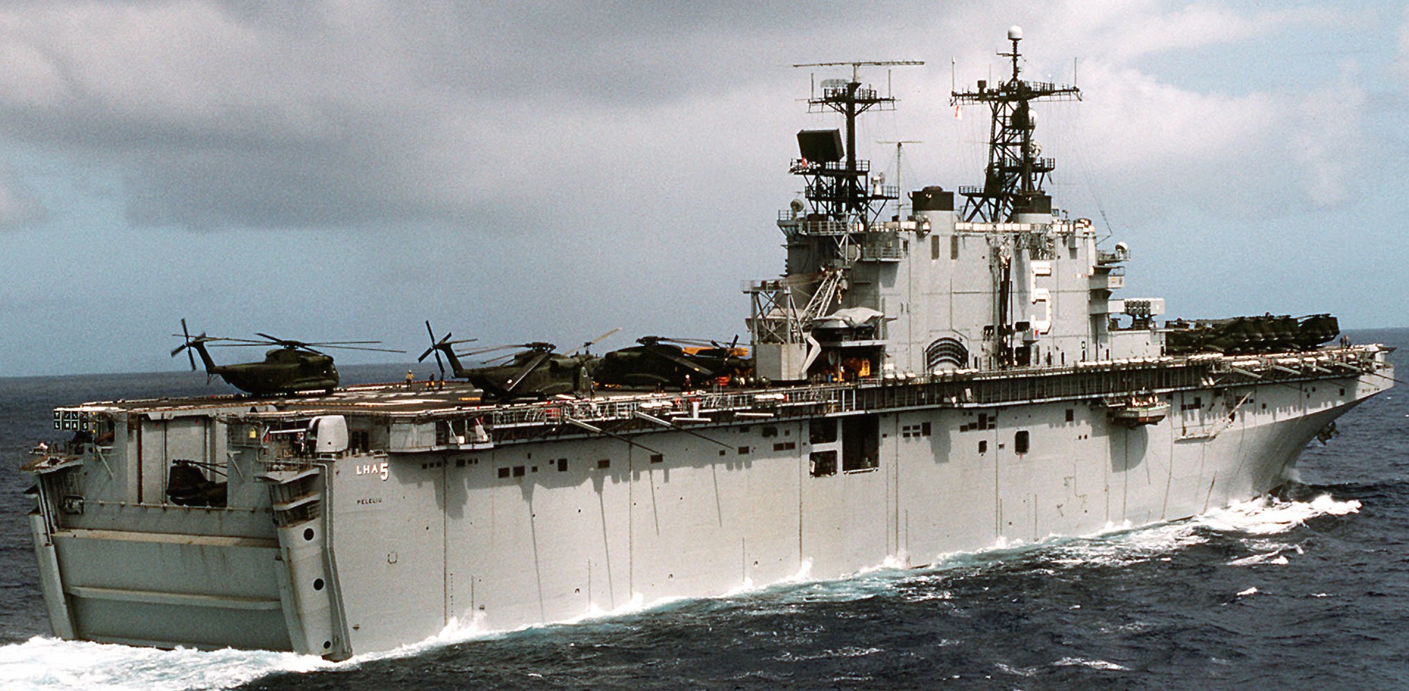 lha-5 uss peleliu tarawa class amphibious assault ship landing helicopter us navy hmm-262(c) marines 137