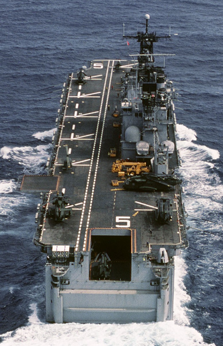 lha-5 uss peleliu tarawa class amphibious assault ship landing helicopter us navy hmm-262(c) marines 138
