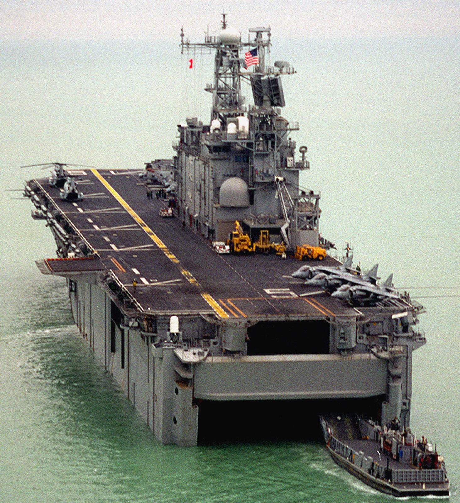 lha-5 uss peleliu tarawa class amphibious assault ship landing helicopter us navy hmm-164(rein) marines off kuwait 149