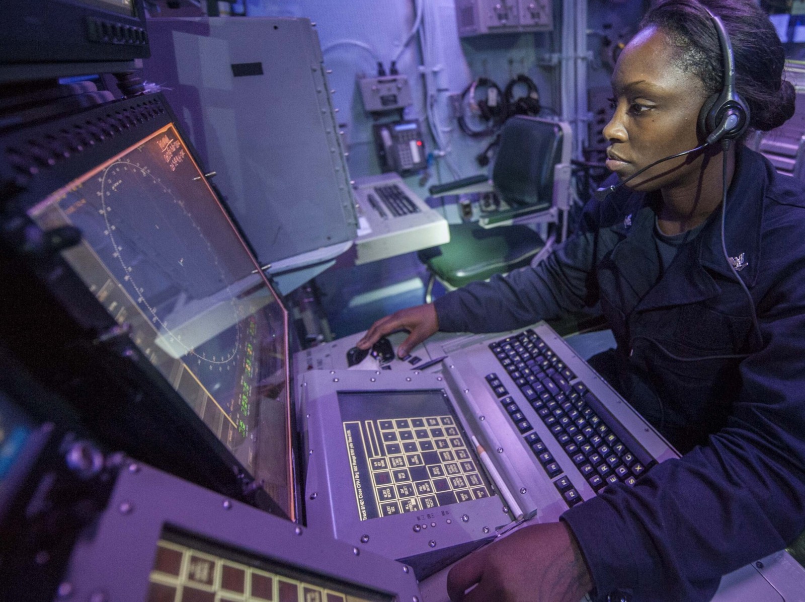 lha-6 uss america amphibious assault ship us navy 41 combat information center cic