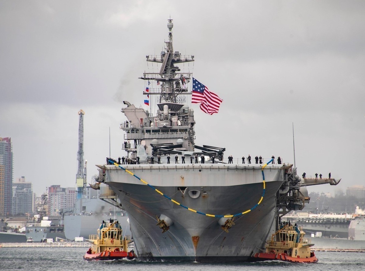 lha-7 uss tripoli america class amphibious assault ship landing us navy returning naval base san diego 74