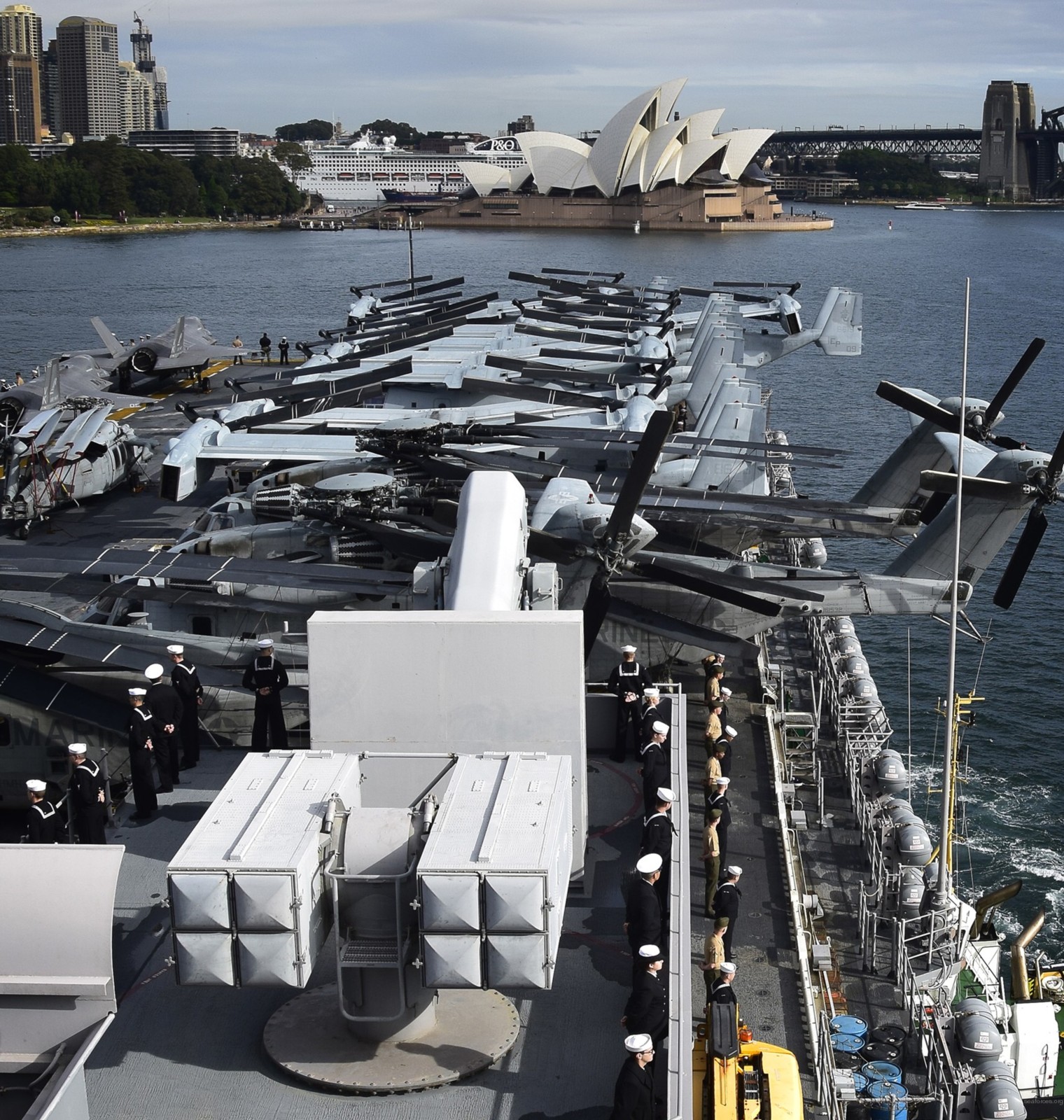 lhd-1 uss wasp amphibious assault landing ship dock helicopter us navy sydney australia 09