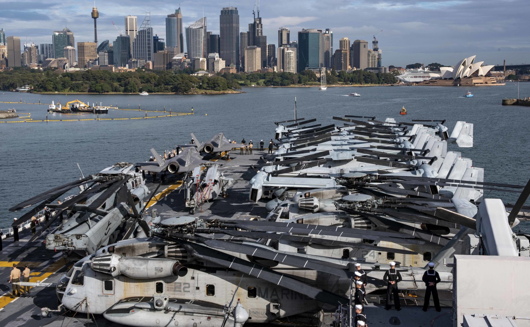 lhd-1 uss wasp amphibious assault landing ship dock helicopter us navy sydney 10