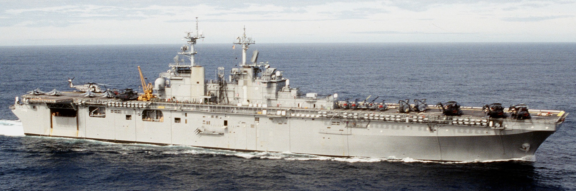 lhd-1 uss wasp amphibious assault landing ship dock helicopter us navy 97