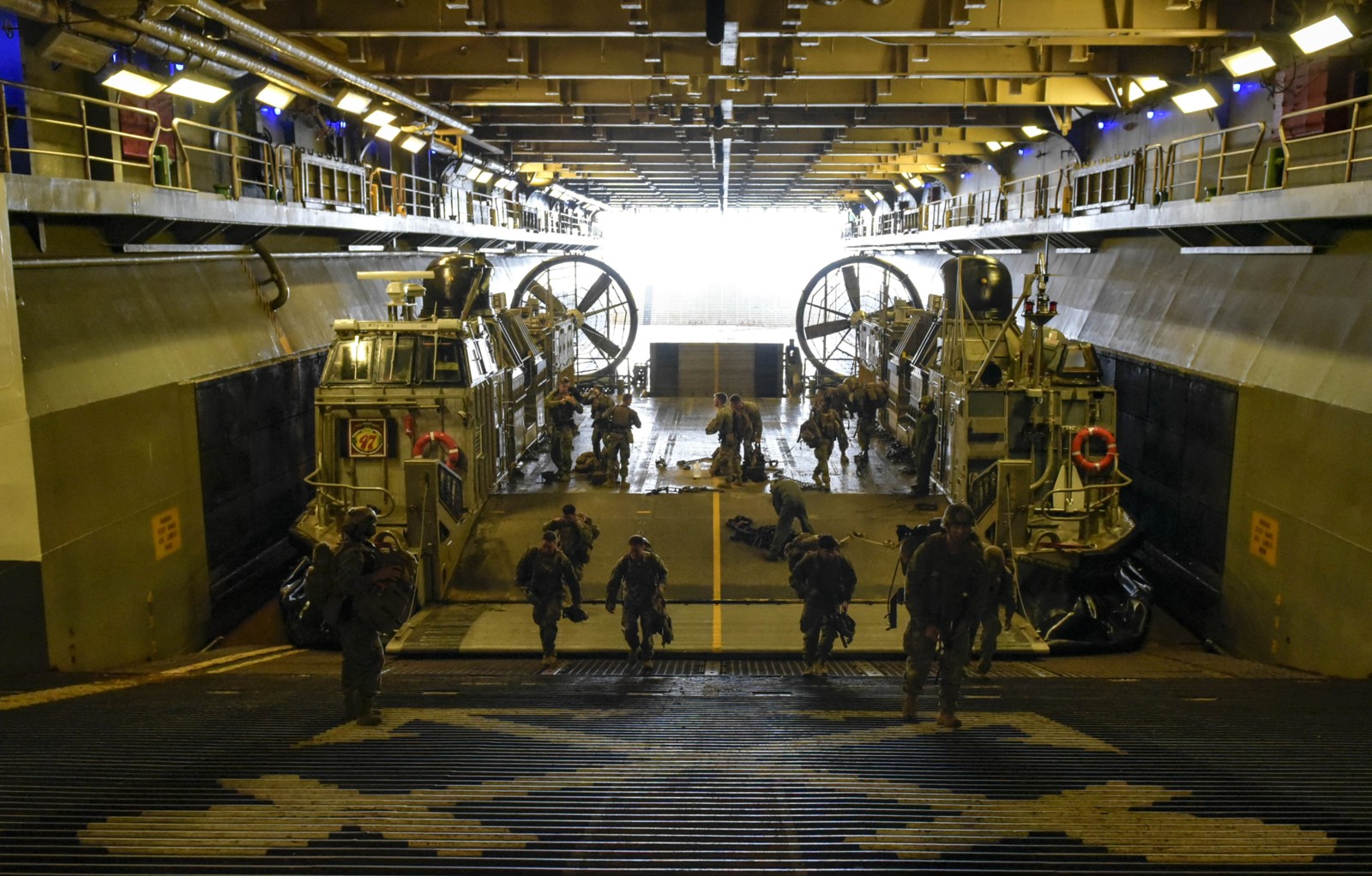 lhd-1 uss wasp amphibious assault landing ship dock helicopter us navy well-deck lcac 139