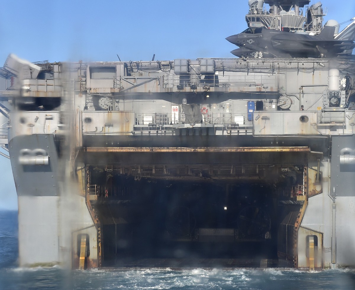 lhd-1 uss wasp amphibious assault landing ship dock helicopter us navy 158 well deck lcac