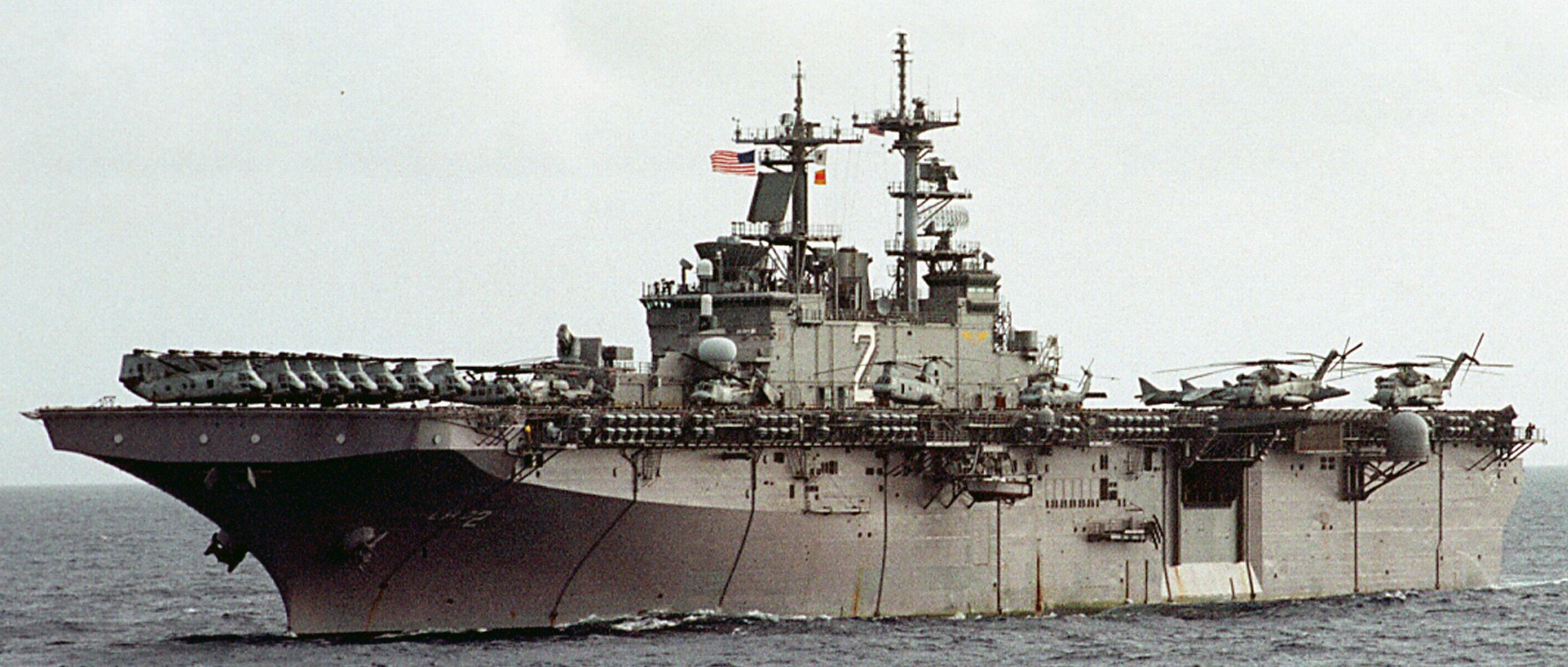 lhd-2 uss essex wasp class amphibious assault ship landing helicopter us navy marines hmm-262 23