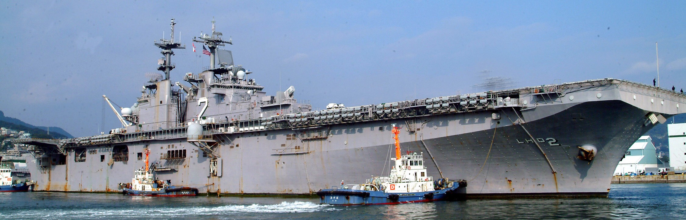 lhd-2 uss essex wasp class amphibious assault ship landing helicopter us navy marines sasebo japan 42