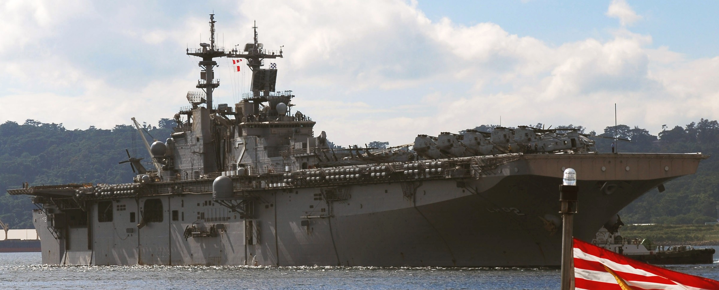 lhd-2 uss essex wasp class amphibious assault ship landing helicopter us navy departing sasebo 50