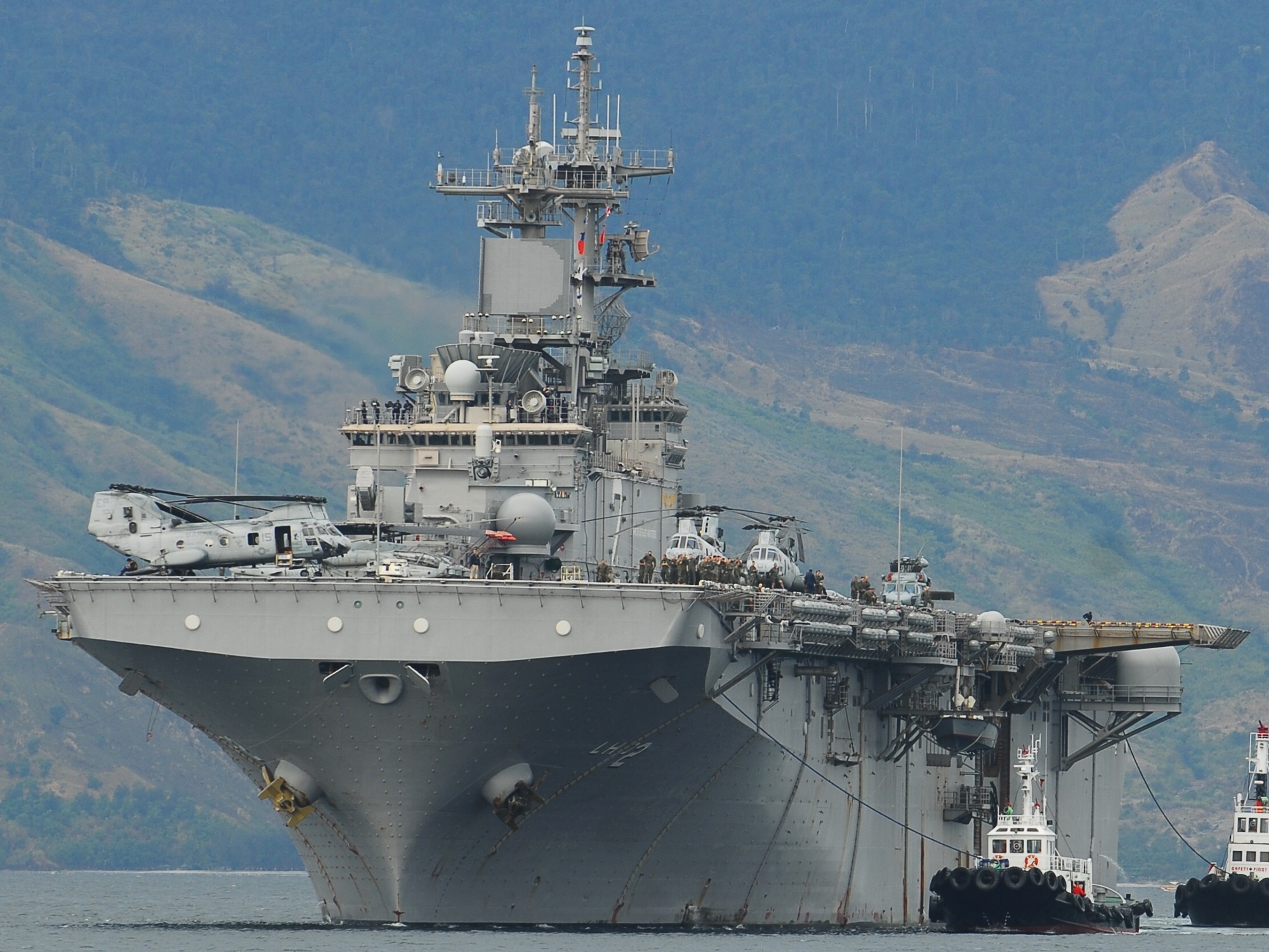 lhd-2 uss essex wasp class amphibious assault ship landing helicopter us navy marines hmm-265 subic bay philippines 54