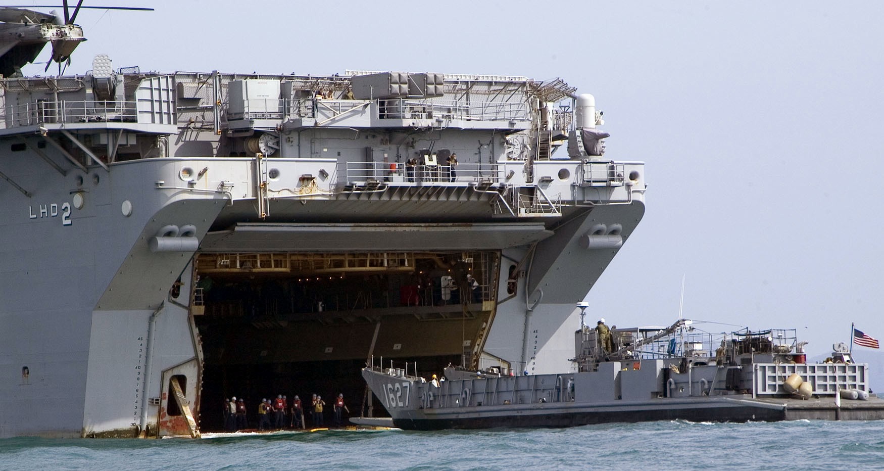 lhd-2 uss essex wasp class amphibious assault ship landing helicopter us navy marines well deck lcu 57