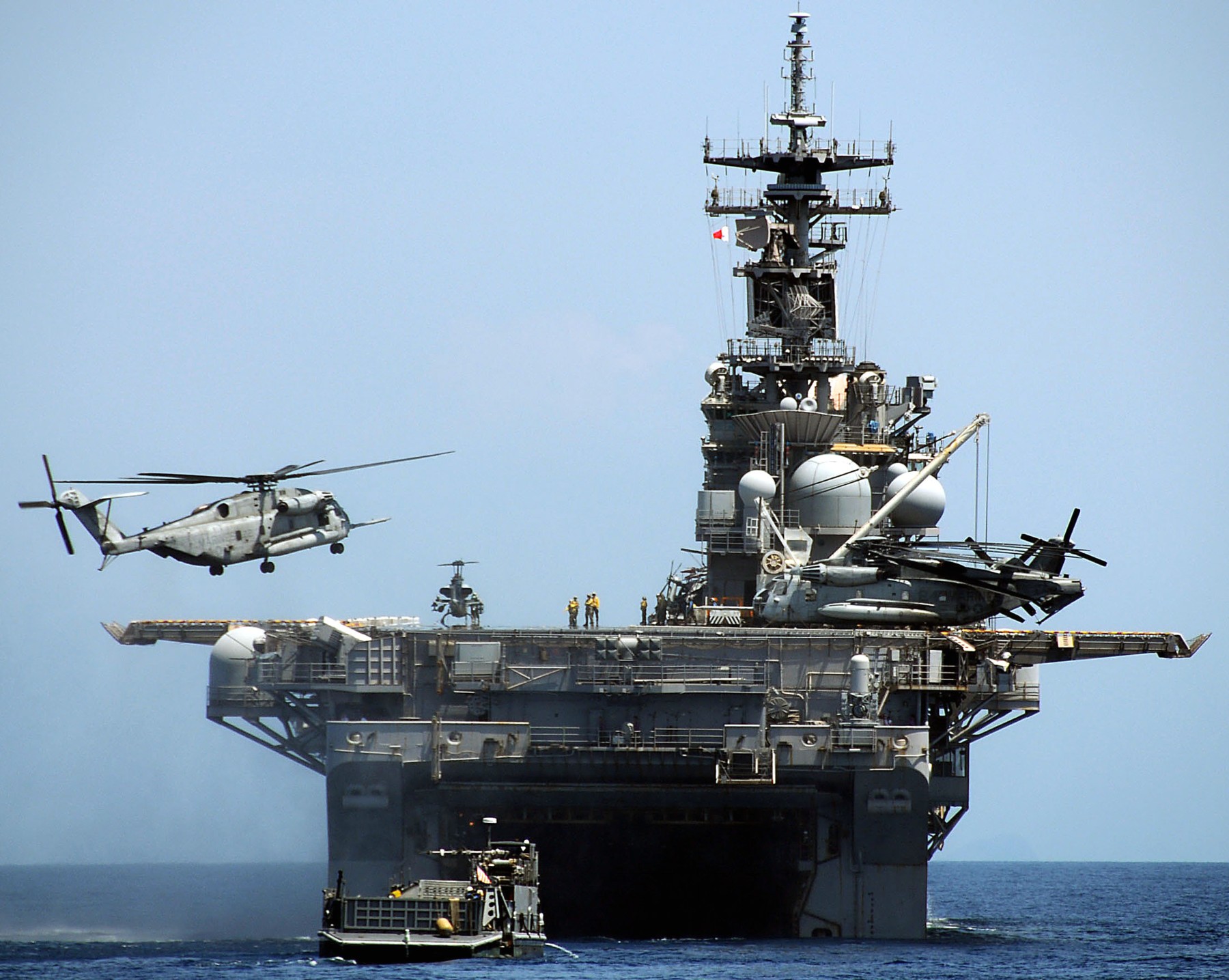 lhd-2 uss essex wasp class amphibious assault ship landing helicopter us navy marines hmm-262 south china sea 68