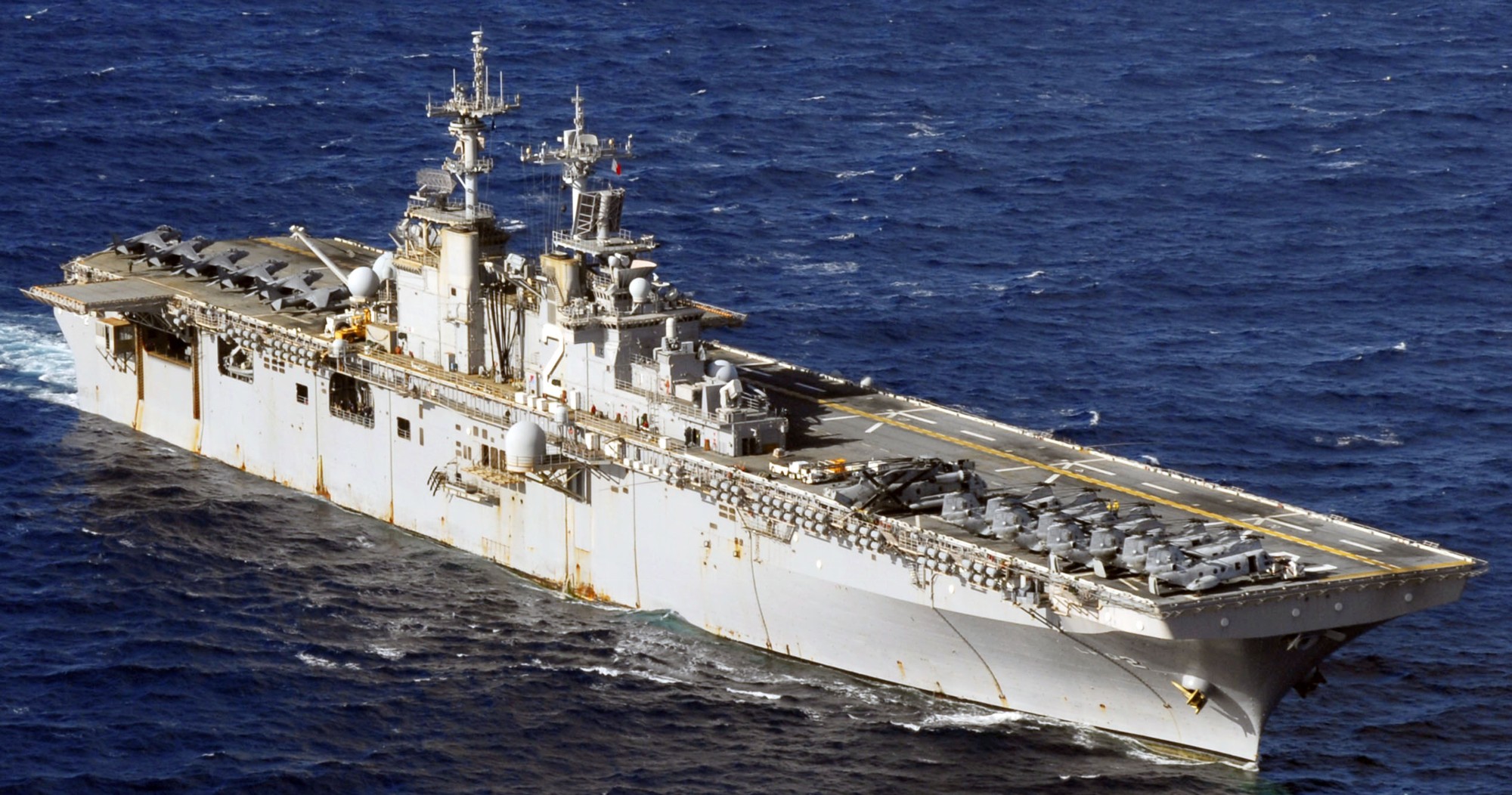 lhd-2 uss essex wasp class amphibious assault ship landing helicopter us navy marines hmm-262 coral sea 70