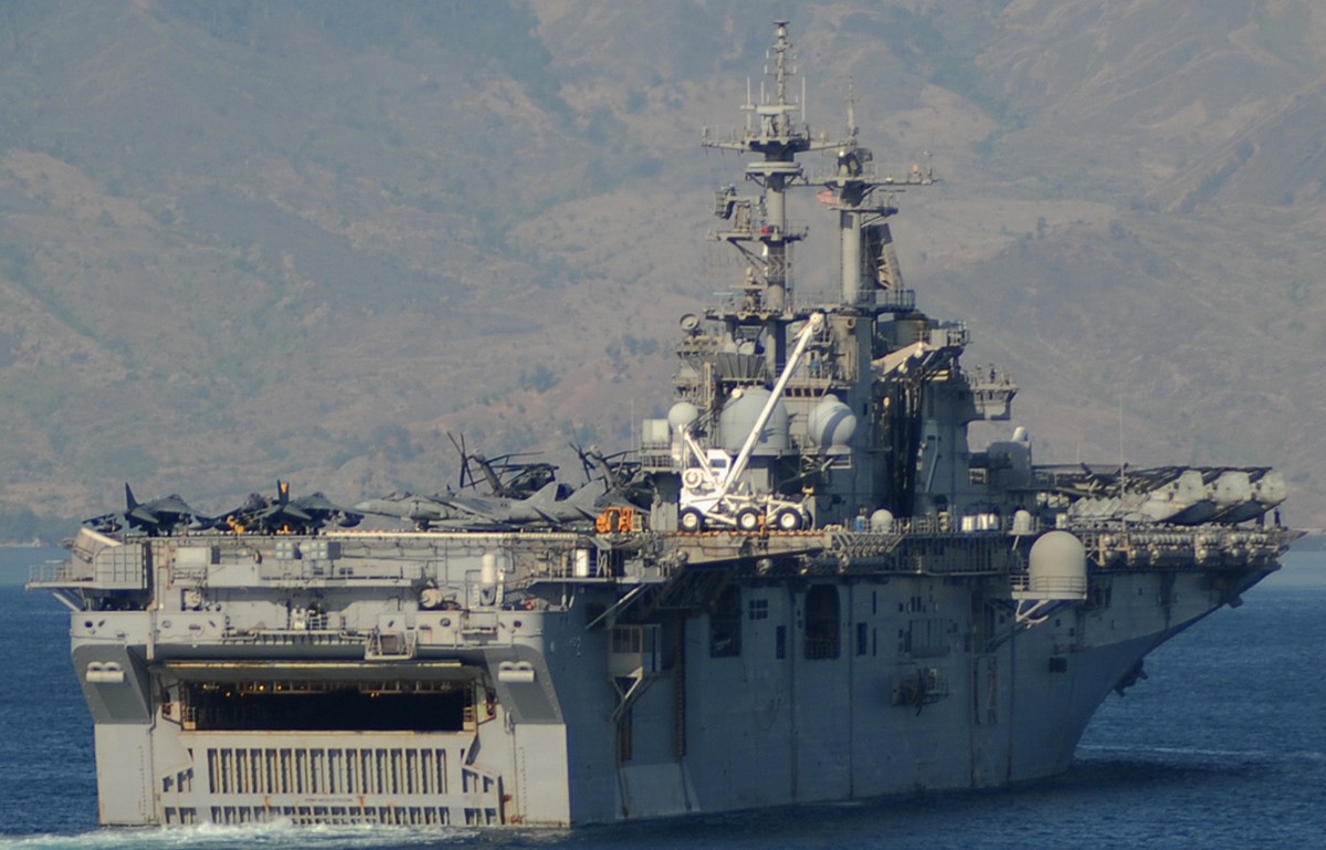lhd-2 uss essex wasp class amphibious assault ship landing helicopter us navy marines hmm-265 subic bay philippines 86