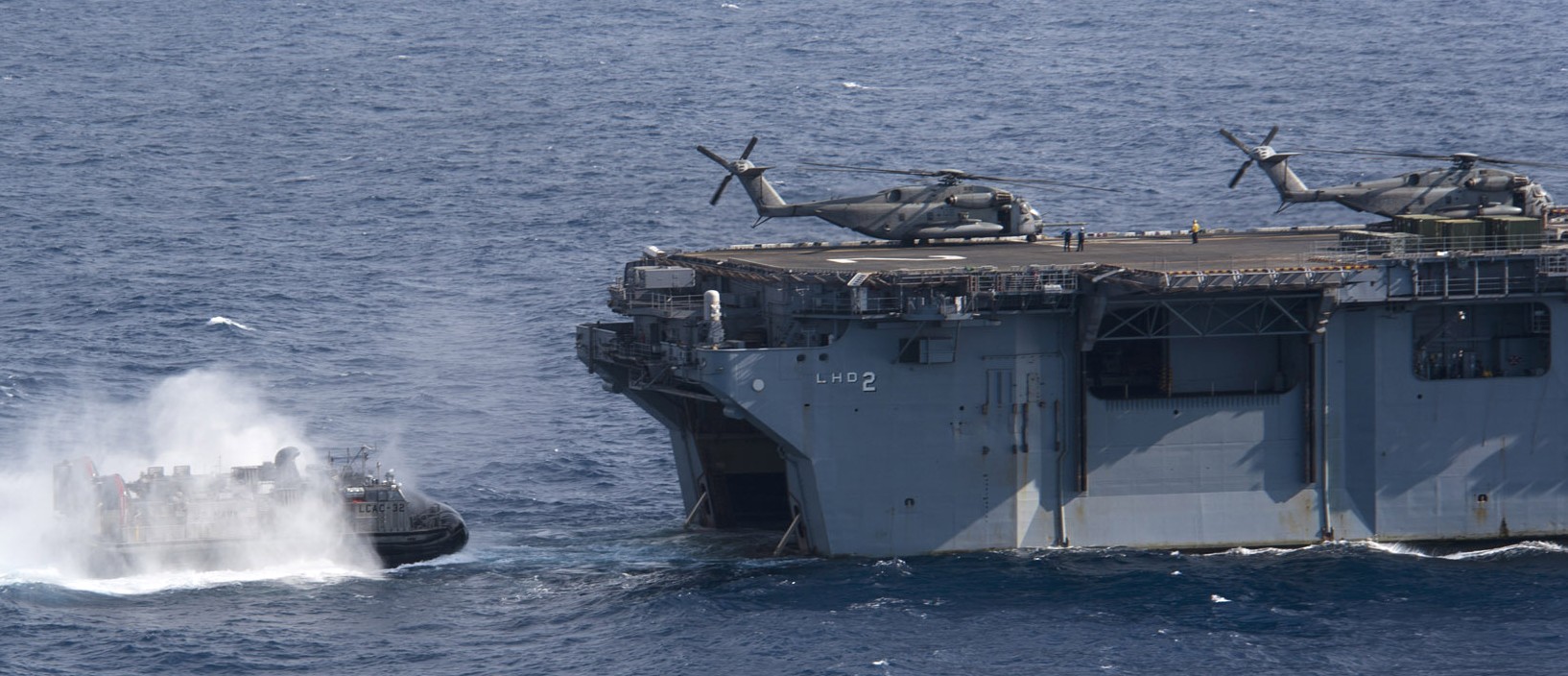 lhd-2 uss essex wasp class amphibious assault ship landing helicopter us navy rimpac 2012 110