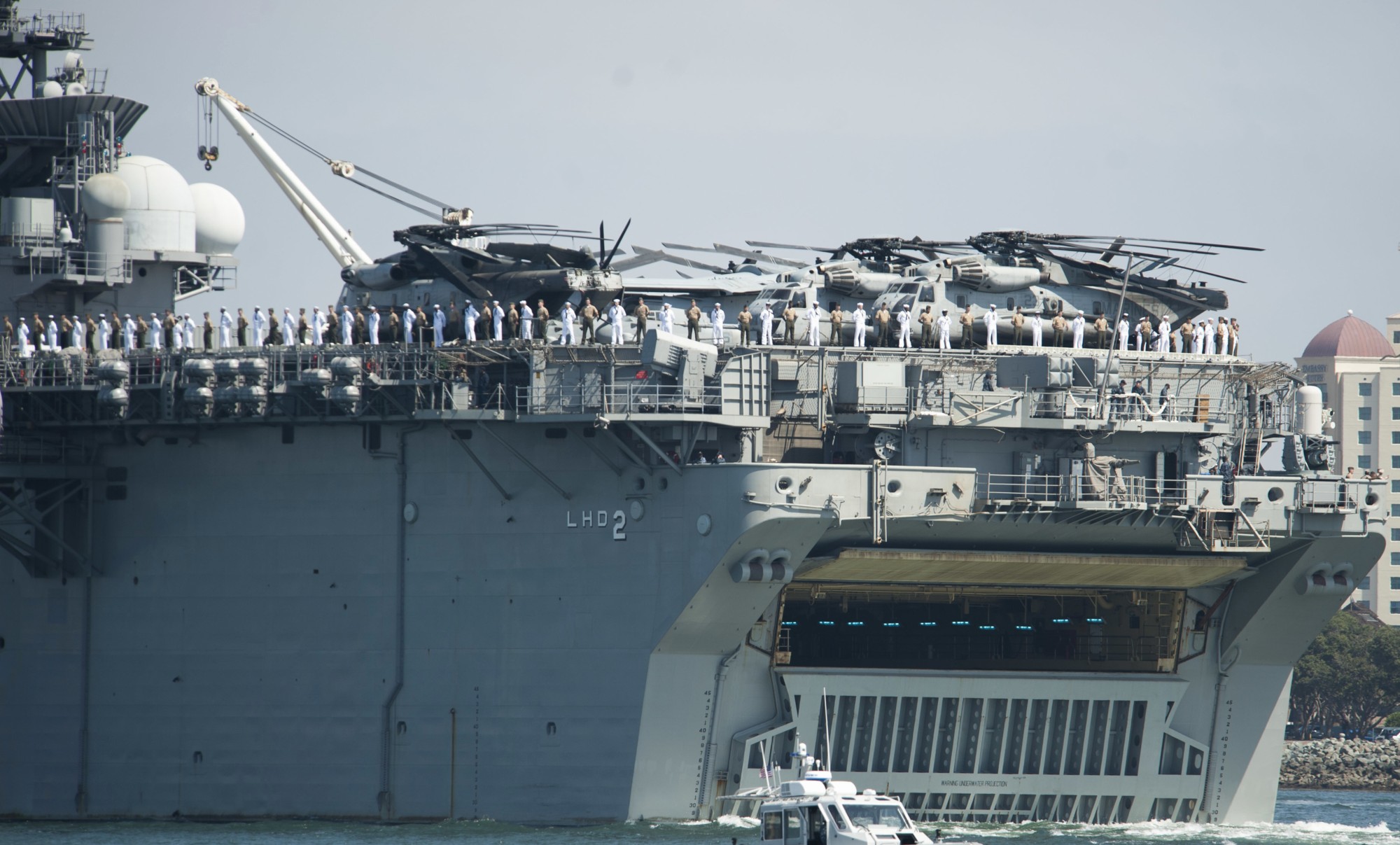 lhd-2 uss essex wasp class amphibious assault ship landing helicopter us navy departing naval base san diego 134
