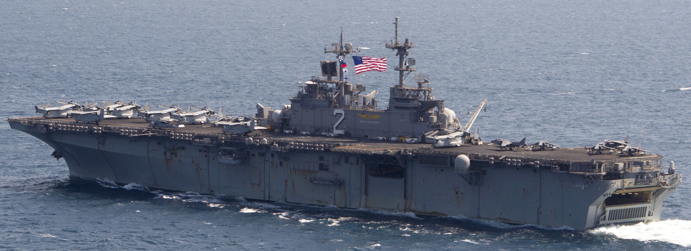 lhd-2 uss essex wasp class amphibious assault ship landing helicopter us navy marines vmm-161 arabian gulf 143