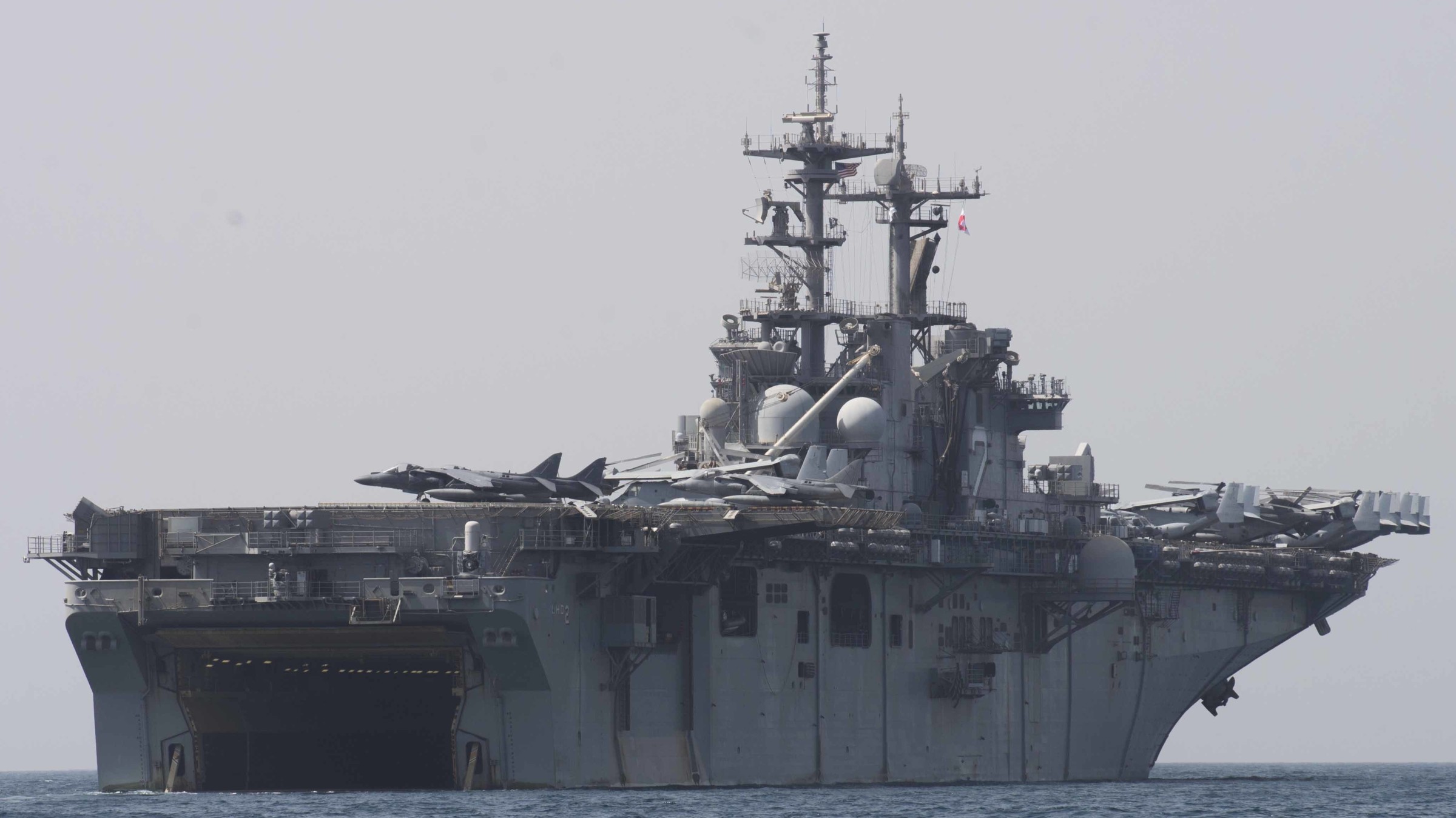 lhd-2 uss essex wasp class amphibious assault ship landing helicopter us navy marines vmm-161 arabian gulf 146