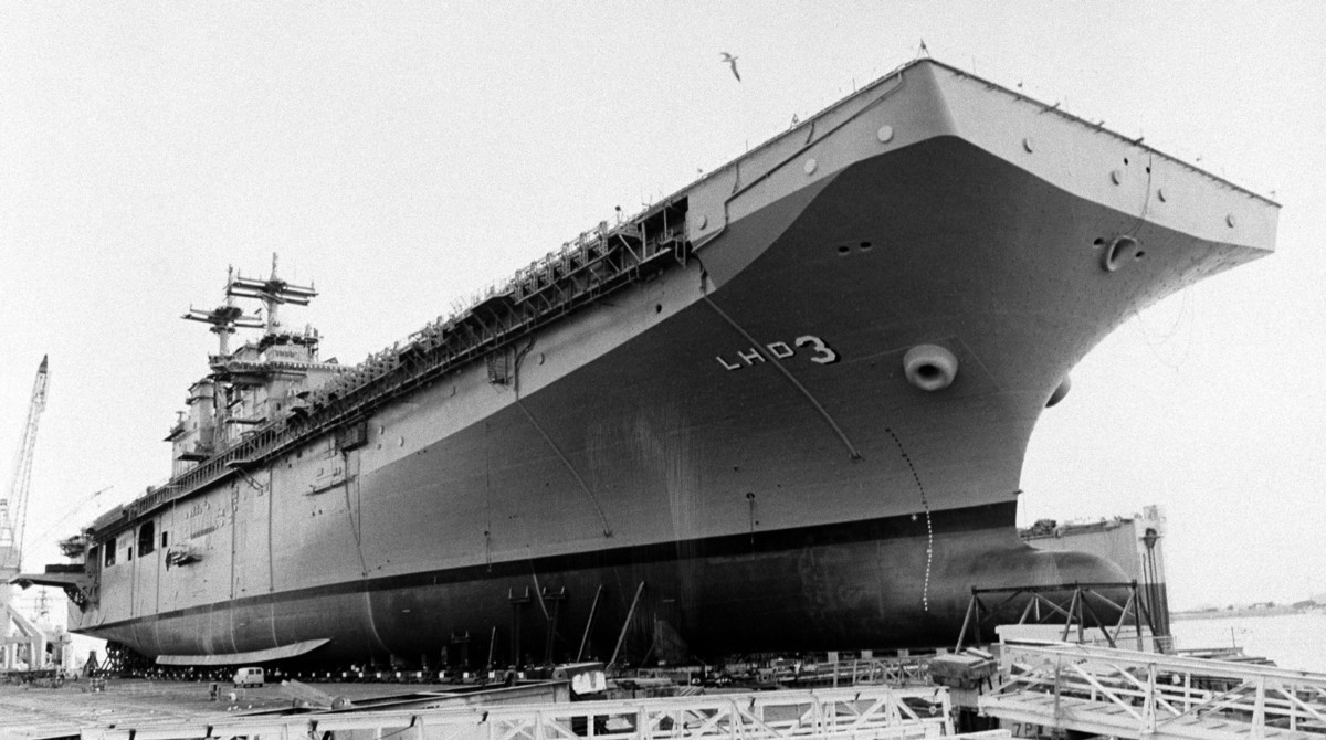 lhd-3 uss kearsarge wasp class amphibious assault ship landing dock us navy launching pascagoula ingalls 04