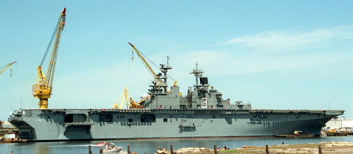 lhd-3 uss kearsarge wasp class amphibious assault ship landing dock us navy ingalls pascagoula 08