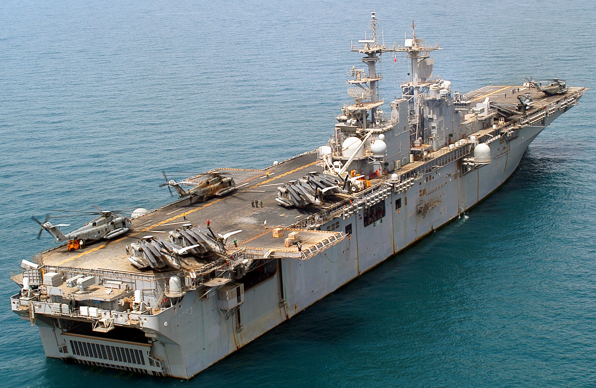 lhd-3 uss kearsarge wasp class amphibious assault ship landing dock us navy hmm-365 atf-e persian gulf 30