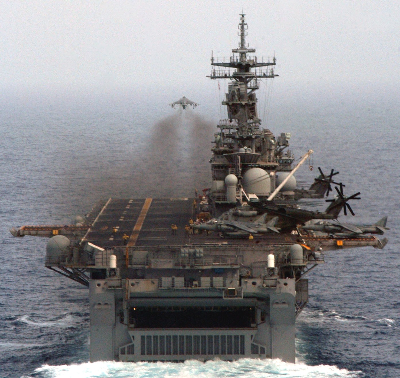 lhd-3 uss kearsarge wasp class amphibious assault ship us navy marines hmm-162 44
