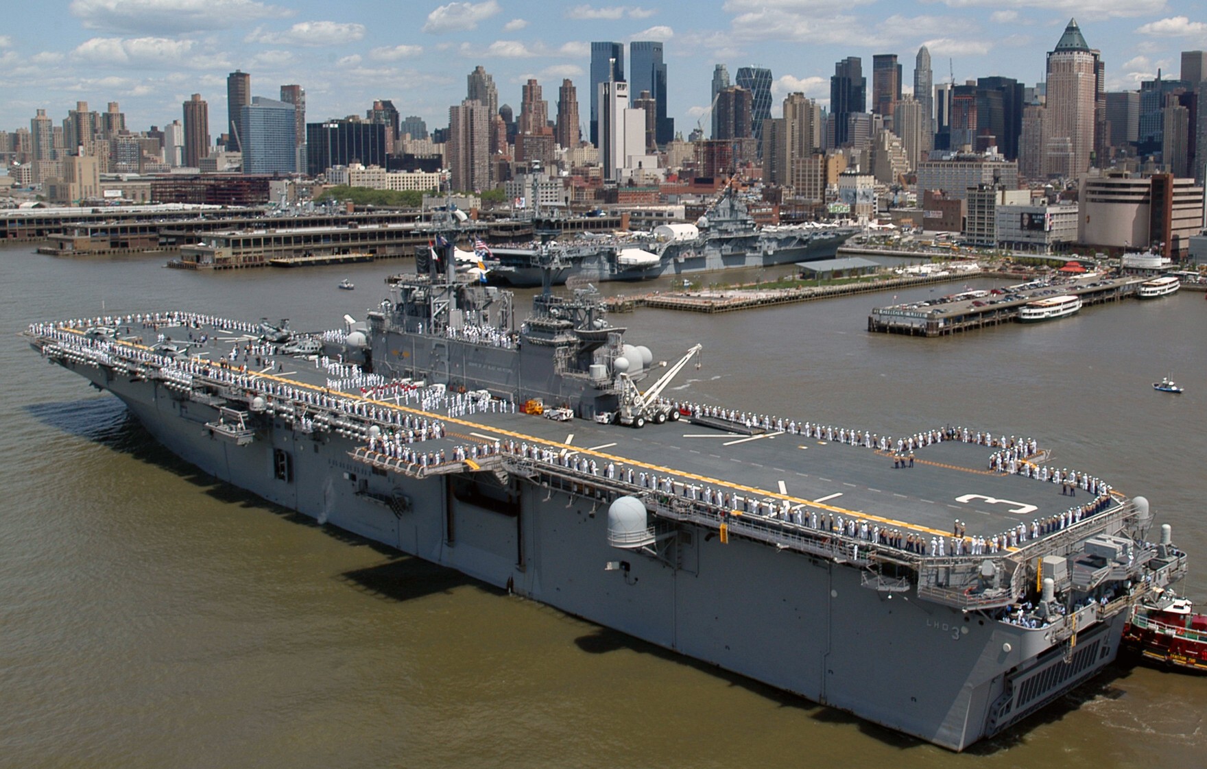 lhd-3 uss kearsarge wasp class amphibious assault ship landing dock us navy fleet week new york 2006 58