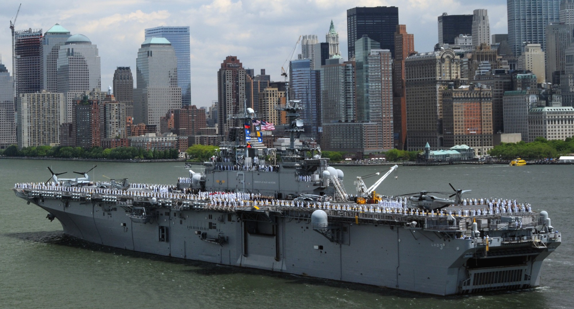 lhd-3 uss kearsarge wasp class amphibious assault ship landing dock us navy fleet week new york 64