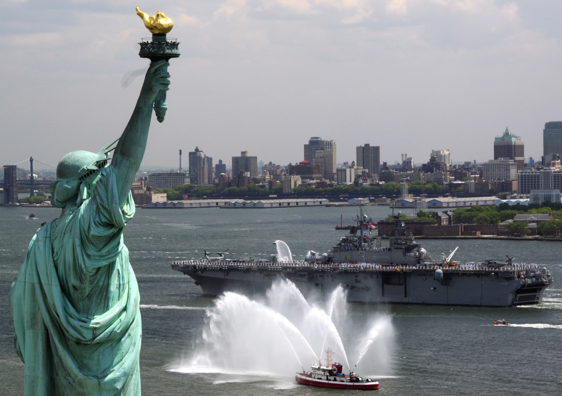 lhd-3 uss kearsarge wasp class amphibious assault ship landing dock us navy new york city fleet week 65