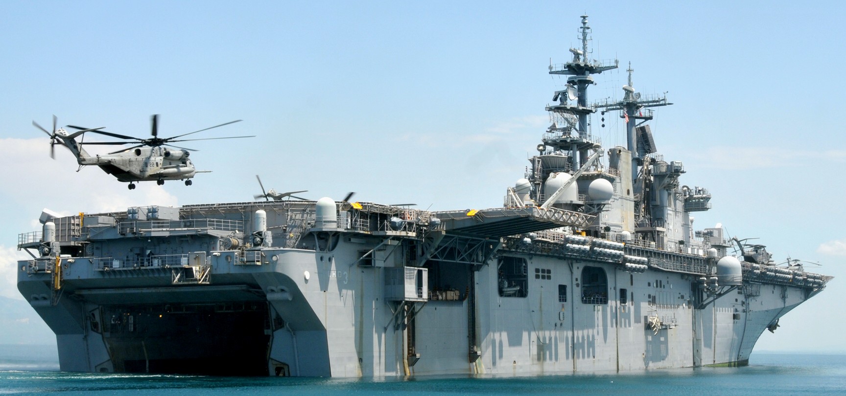 lhd-3 uss kearsarge wasp class amphibious assault ship landing dock us navy disaster relief haiti hurricane 69