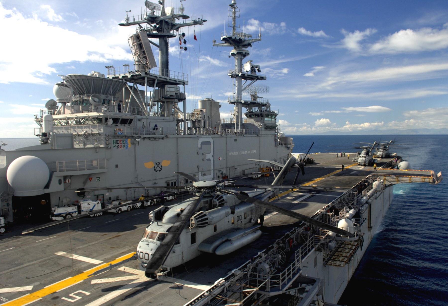 lhd-3 uss kearsarge wasp class amphibious assault ship landing dock us navy hurricane haiti 70