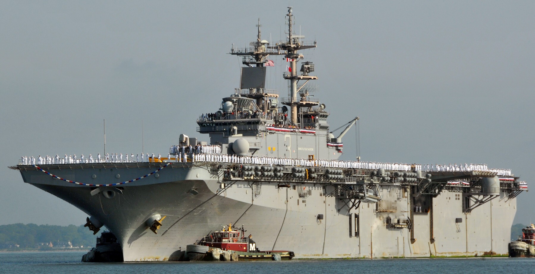 lhd-3 uss kearsarge wasp class amphibious assault ship landing dock us navy returning naval station norfolk 82