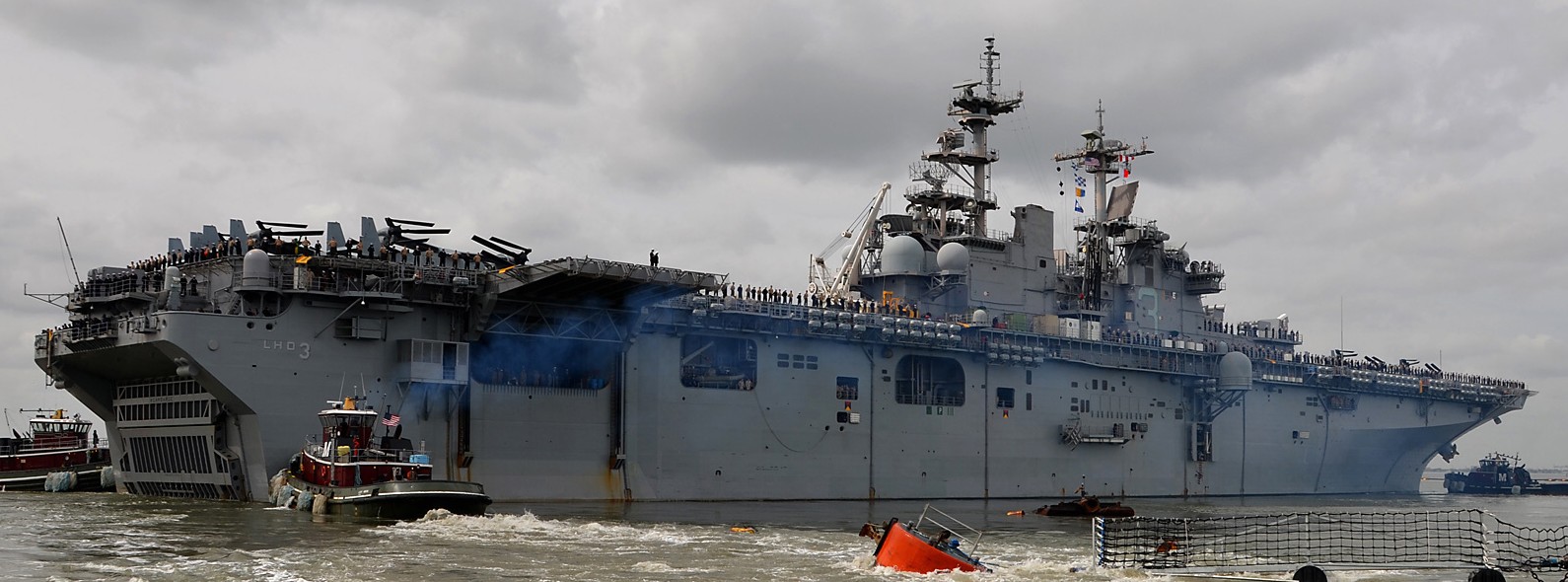 lhd-3 uss kearsarge wasp class amphibious assault ship landing dock us navy marines departing norfolk virginia 98