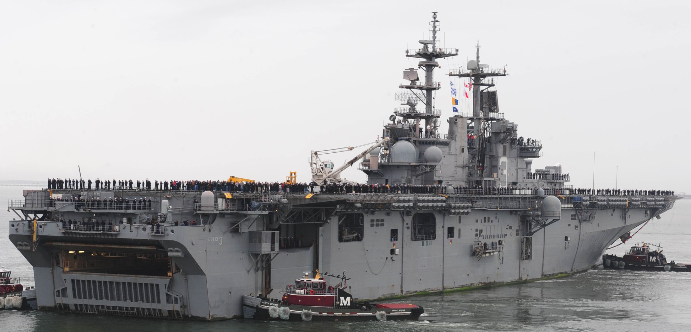 lhd-3 uss kearsarge wasp class amphibious assault ship landing dock us navy norfolk virginia 135