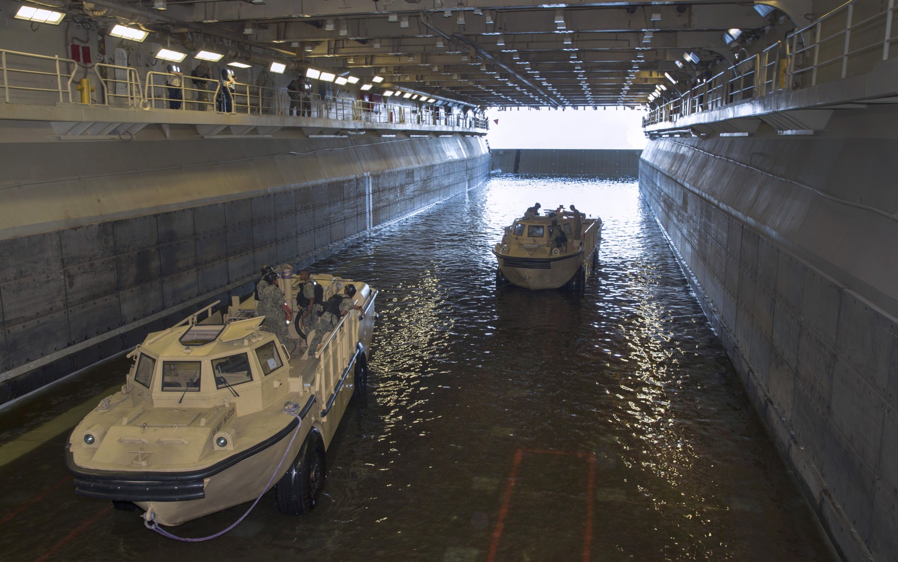 lhd-3 uss kearsarge wasp class amphibious assault ship us navy marines well deck larc 144