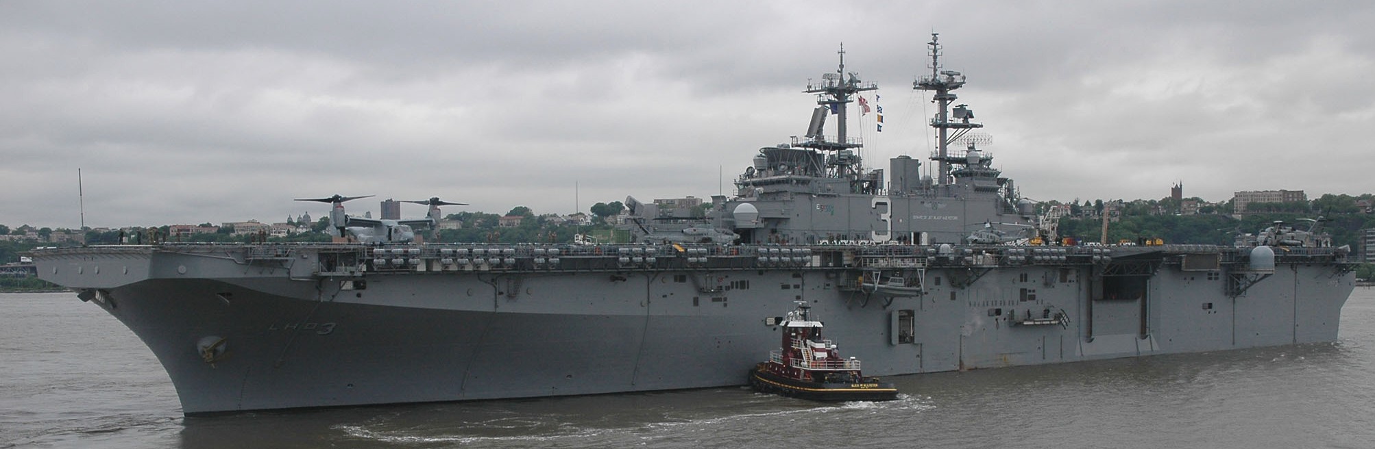 lhd-3 uss kearsarge wasp class amphibious assault ship landing dock us navy fleet week new york 174