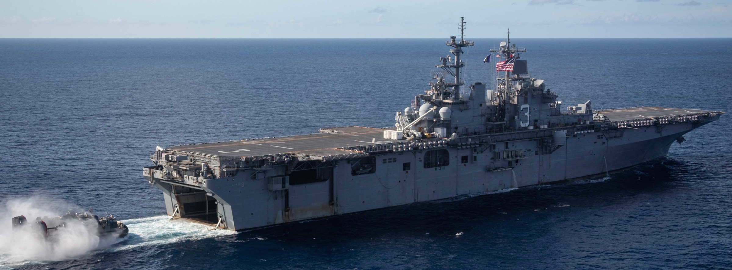 lhd-3 uss kearsarge wasp class amphibious assault ship landing dock us navy marines lcac operations 216