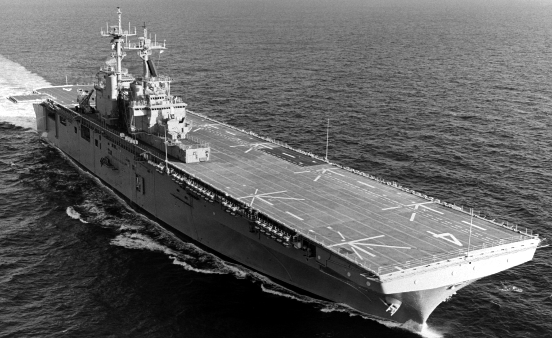 lhd-4 uss boxer wasp class amphibious assault ship dock landing us navy trials 04