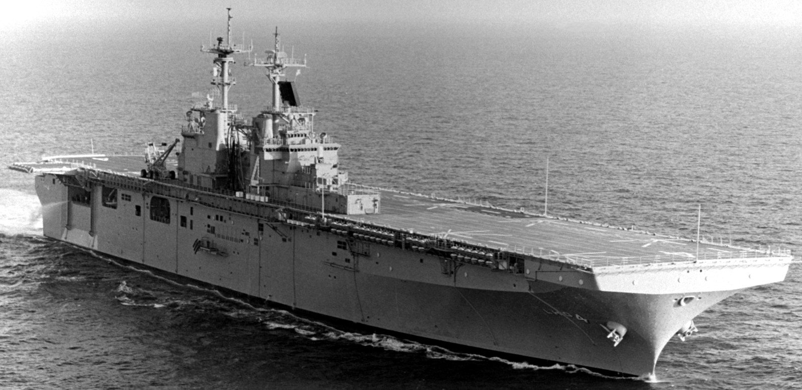 lhd-4 uss boxer wasp class amphibious assault ship dock landing us navy trials ingalls 09
