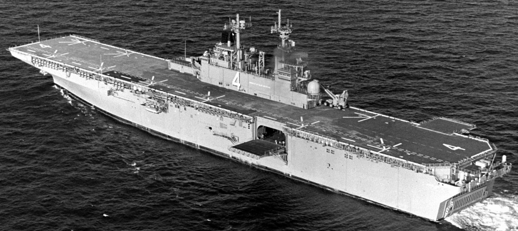 lhd-4 uss boxer wasp class amphibious assault ship dock landing us navy trials gulf of mexico 10