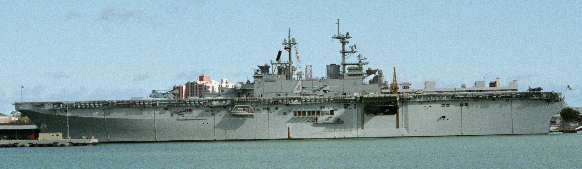 lhd-4 uss boxer wasp class amphibious assault ship dock landing us navy exercise rimpac 2000 pearl harbor hawaii 11