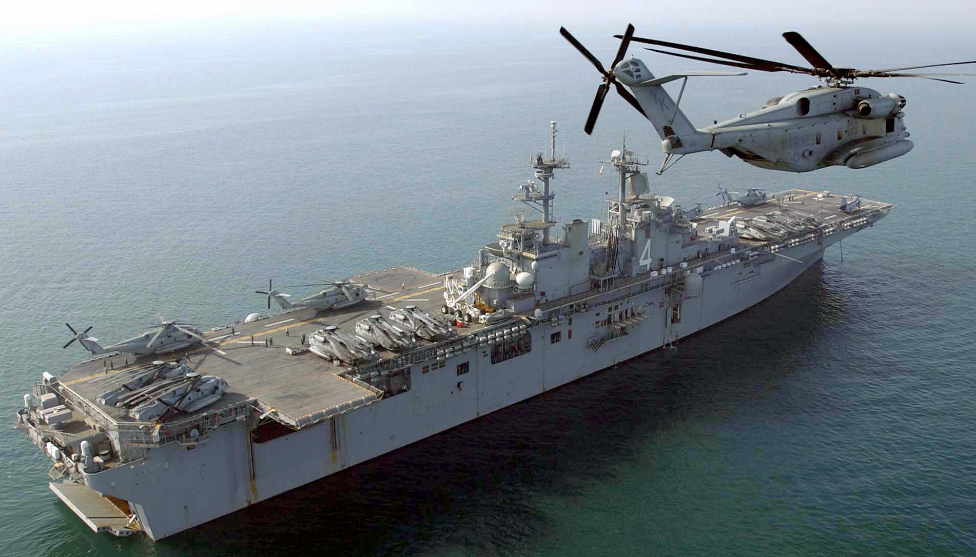 lhd-4 uss boxer wasp class amphibious assault ship dock landing us navy hmh-466 centcom 17