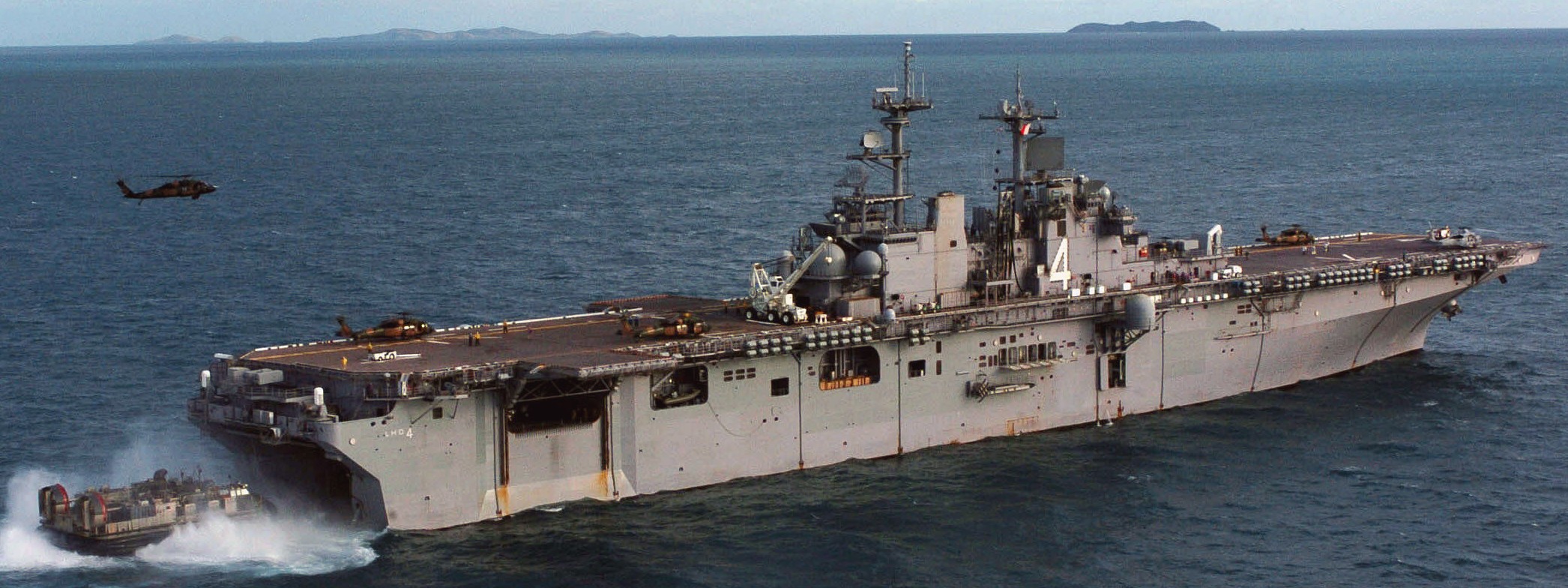 lhd-4 uss boxer wasp class amphibious assault ship dock landing us navy exercise talisman sabre 22