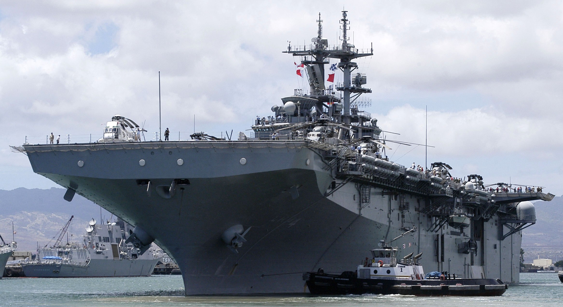 lhd-4 uss boxer wasp class amphibious assault ship dock landing us navy naval station pearl harbor hawaii 23