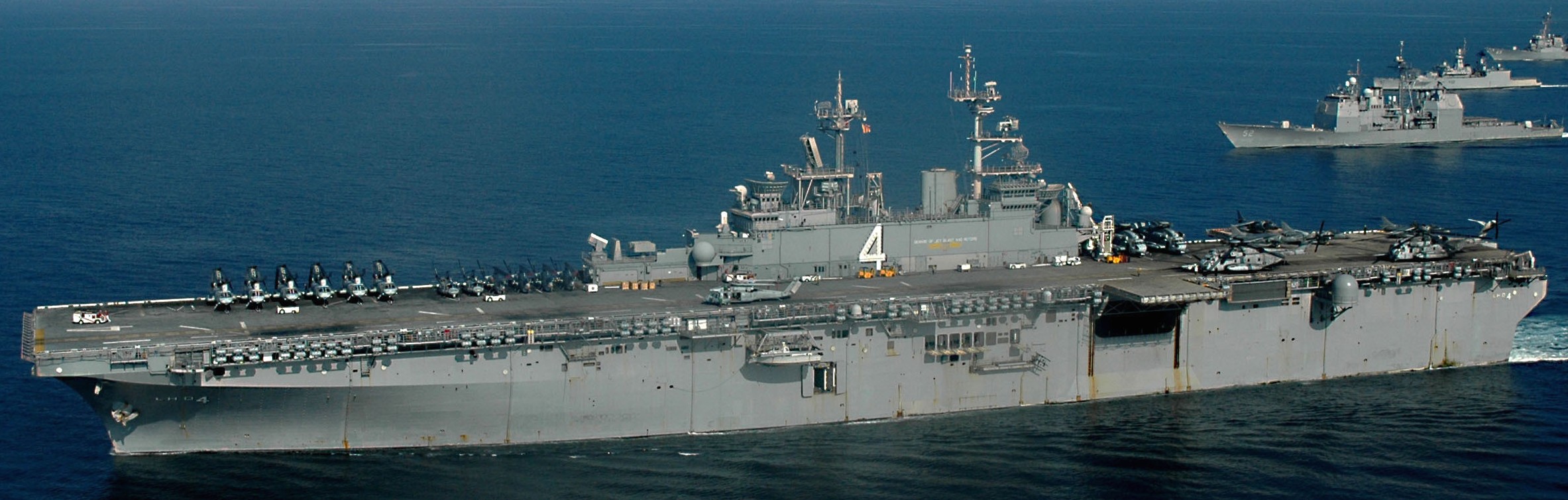 lhd-4 uss boxer wasp class amphibious assault ship dock landing us navy marines hmm-165 28