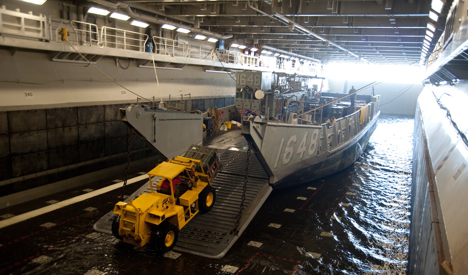lhd-4 uss boxer wasp class amphibious assault ship dock landing us navy lcu well deck 72