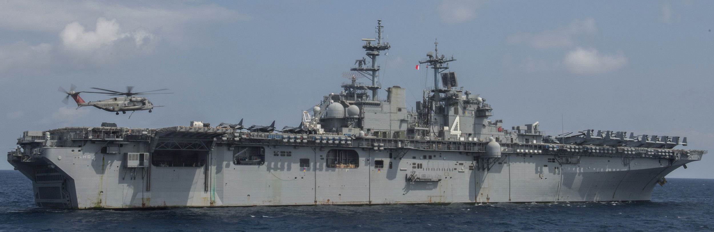 lhd-4 uss boxer wasp class amphibious assault ship dock landing us navy marines vmm-166 persian gulf 87